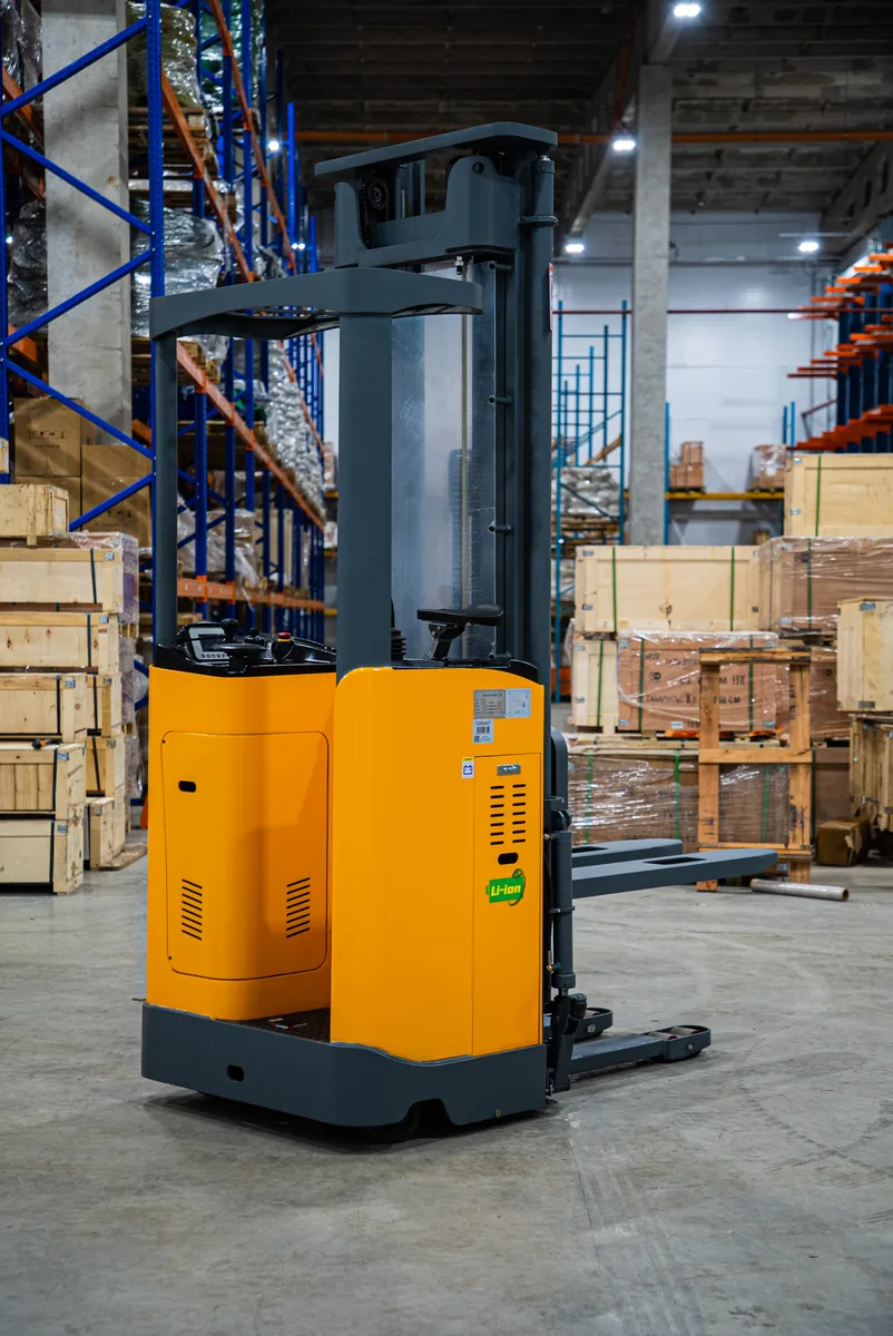 Штабелер самоходный 1,5 т 6,5 м TOR CDD15C Li-ion с кабиной 24/300 В/Ач